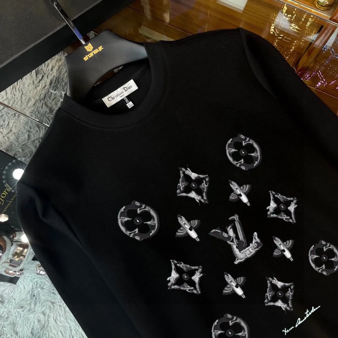 🅿️220 brand [LV Louis Vuitton] (good news for fat people) 2025ss autumn latest long-sleeved round-neck sweatshirt, on sale simultaneously on the official website. Refreshing and breathable. Made of top Tencel Roman. Comfortable and soft. 3D three-dimensional clarity. Super fashion sense. Great for gifting and keeping for yourself. Size: M-5XL (can wear up to 220 pounds)